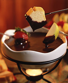 http://chocolate411.files.wordpress.com/2009/03/pound_fondue_lg1.jpg